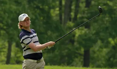 Elis Svard golfing
