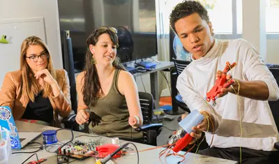 Students working in Virtual Reality Lab