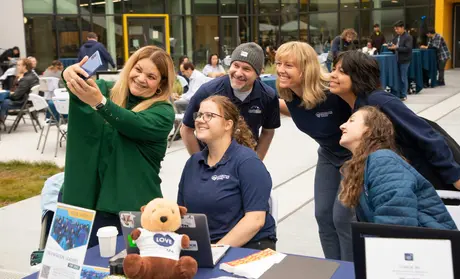 President Quiñones taking a selfie with staff and student assistants at the Brunch with the President event